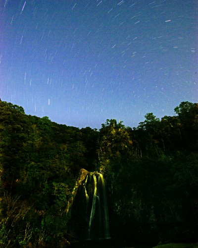 「飛雪の滝の夜空」三重・熊野市紀宝町