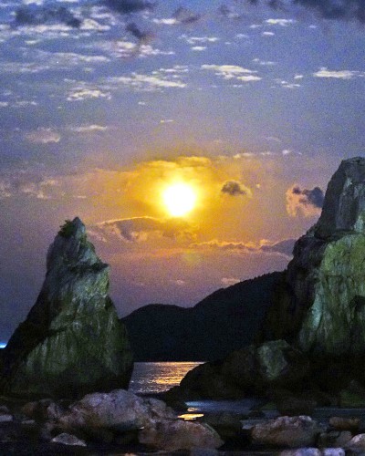 「月明かりの橋杭岩」串本町橋杭岩