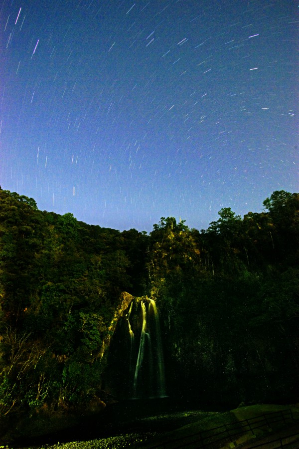 「飛雪の滝の夜空」三重・熊野市紀宝町