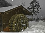 雪の舞水車小屋