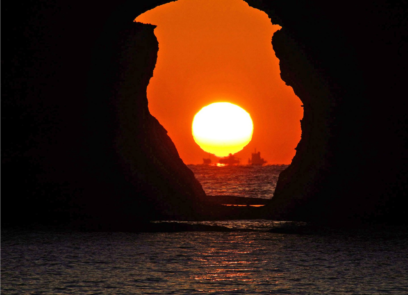 「海蝕洞から見る夕日」