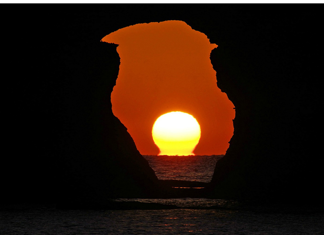 「海蝕洞から見る夕日」 