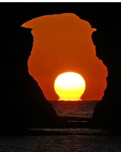 「海蝕洞から見る夕日」 