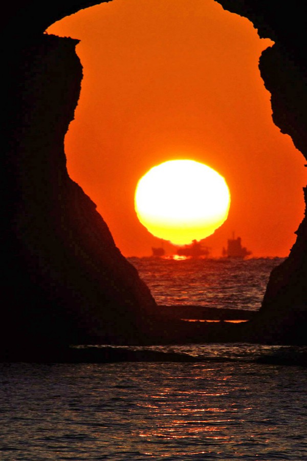 「海蝕洞から見る夕日」